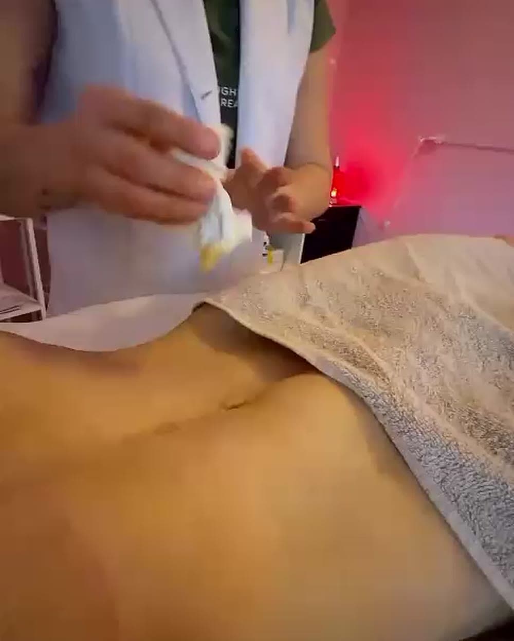 Mari aplicando o produto durante o acompanhamento.
